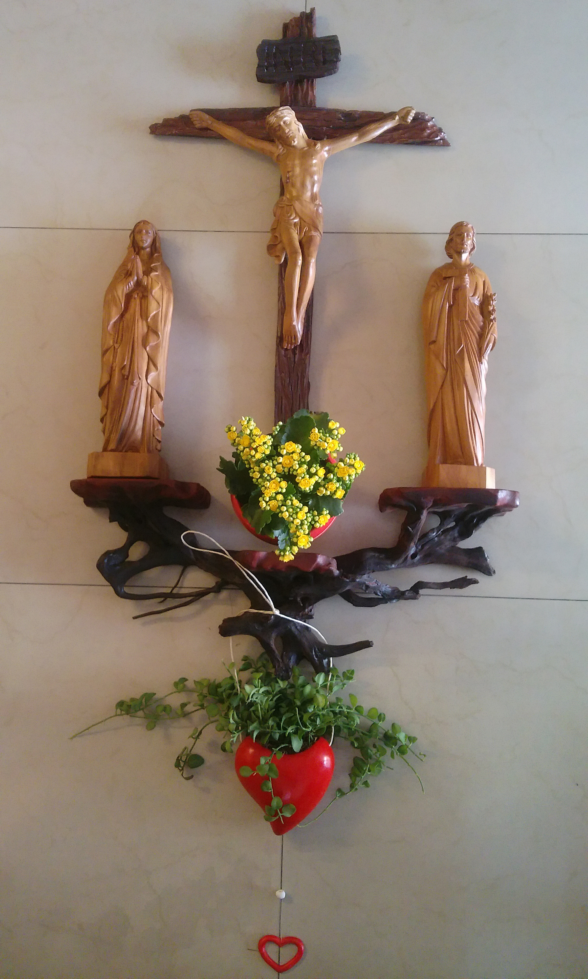 10+ mẫu bàn thờ Chúa treo tường đẹp thiêng liêng cho gia đình