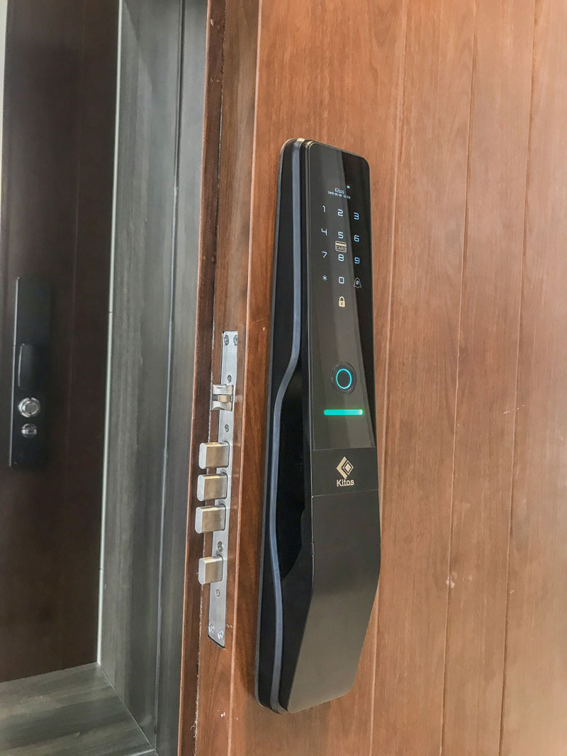 Tại sao không lắp đặt ngay khóa cửa vân tay tại Hải Phòng để ngôi nhà của bạn được bảo vệ an toàn? Bất kể bạn ở đâu, bạn cũng có thể điều khiển khóa từ xa bằng điện thoại thông minh.